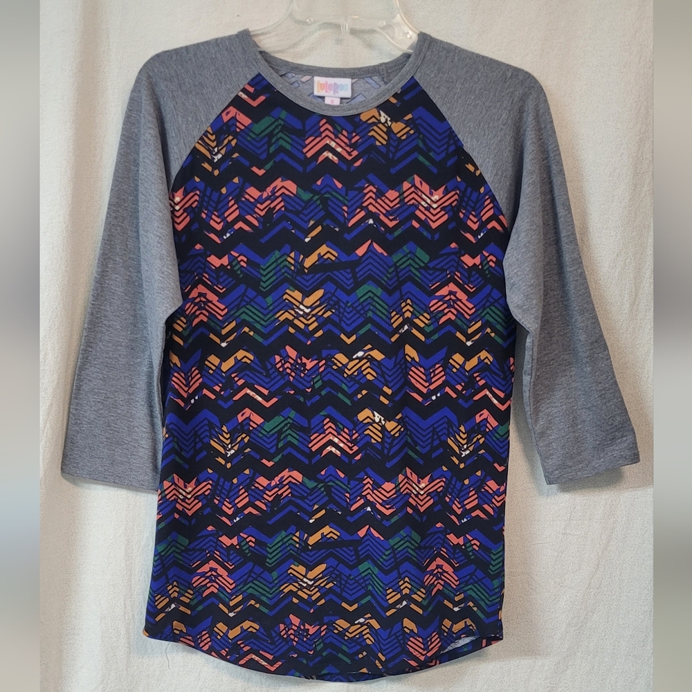 LuLaRoe Sz Small, 3/4 sleeve flower chevron Reglan Casual Geometric Streetwear